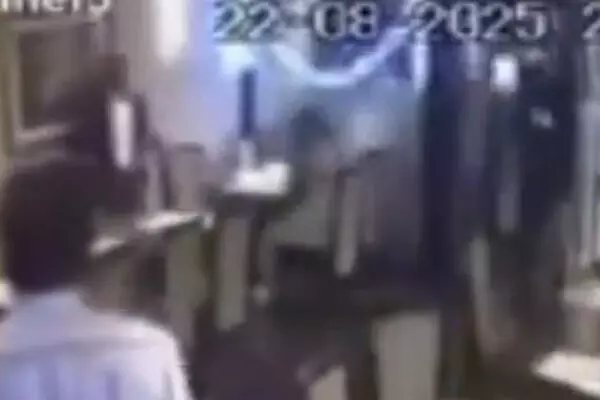 ਯੂ.ਕੇ. ’ਚ ਭਾਰਤੀ ਪਰਵਾਰ ਦੇ ਰੈਸਟੋਰੈਂਟ ’ਤੇ ਹਮਲਾ ਯੂ.ਕੇ. ’ਚ ਭਾਰਤੀ ਪਰਵਾਰ ਦੇ ਰੈਸਟੋਰੈਂਟ ’ਤੇ ਹਮਲਾ