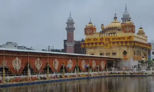 ਪੰਜਵੇਂ ਗੁਰੂ ਦੇ ਗੁਰਤਾਗੱਦੀ ਦਿਵਸ ਤੇ ਸੰਗਤਾਂ ਸ੍ਰੀ ਹਰਿਮੰਦਰ ਸਾਹਿਬ ਵਿਖੇ ਨਤਮਸਤਕ