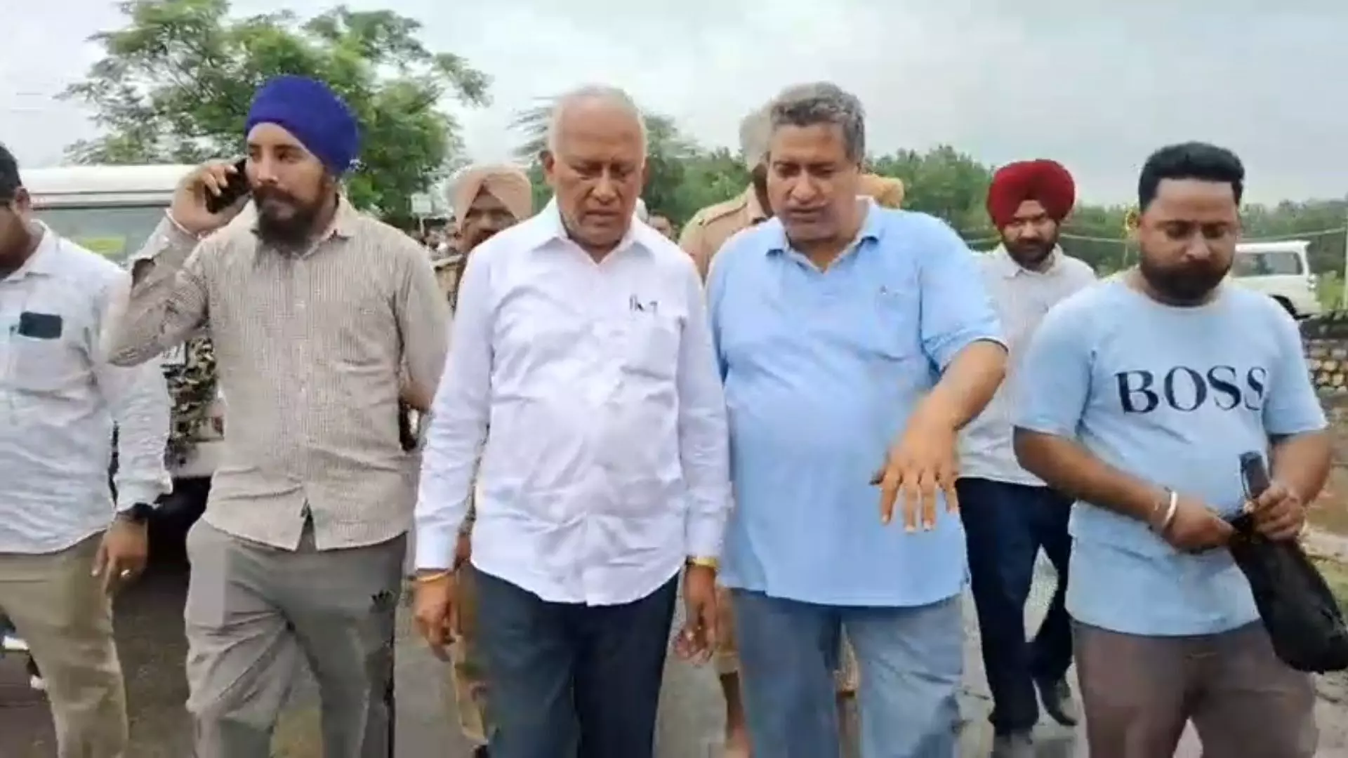 ਹੜ੍ਹ ਪ੍ਰਭਾਵਿਤ ਖੇਤਰਾਂ ਚ ਮੰਤਰੀ ਬਰਿੰਦਰ ਗੋਇਲ ਵੱਲੋਂ ਰਾਵੀ ਦਰਿਆ ਦਾ ਦੌਰਾ ਹੜ੍ਹ ਪ੍ਰਭਾਵਿਤ ਖੇਤਰਾਂ ਚ ਮੰਤਰੀ ਬਰਿੰਦਰ ਗੋਇਲ ਵੱਲੋਂ ਰਾਵੀ ਦਰਿਆ ਦਾ ਦੌਰਾ