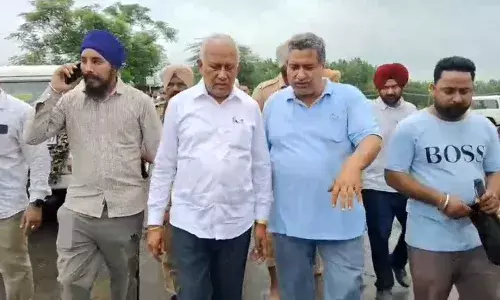 ਹੜ੍ਹ ਪ੍ਰਭਾਵਿਤ ਖੇਤਰਾਂ ਚ ਮੰਤਰੀ ਬਰਿੰਦਰ ਗੋਇਲ ਵੱਲੋਂ ਰਾਵੀ ਦਰਿਆ ਦਾ ਦੌਰਾ