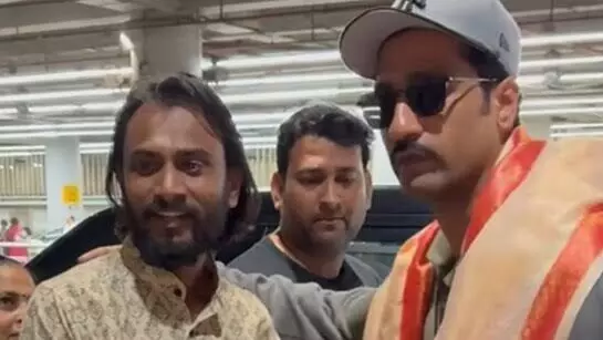 Vicky Kaushal: ਪ੍ਰਸ਼ੰਸਕ ਤੋਂ ਤੋਹਫ਼ਾ ਲੈਣ ਤੋਂ ਪਹਿਲਾ ਵਿੱਕੀ ਕੌਸ਼ਲ ਨੇ ਉਤਾਰੇ ਜੁੱਤੇ, ਚਾਰੇ ਪਾਸੇ ਹੋ ਰਹੀ ਤਾਰੀਫ