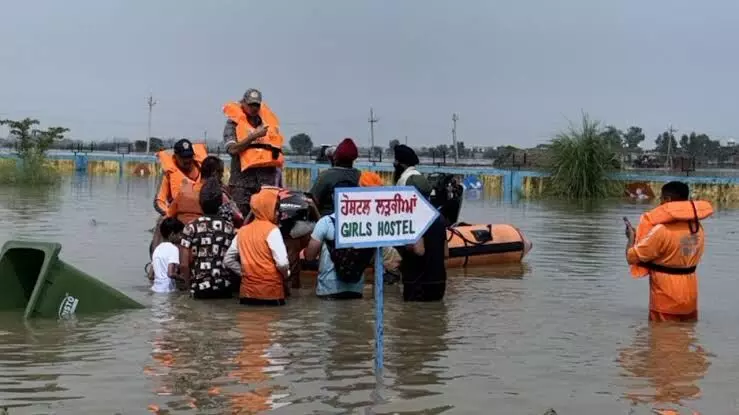 Punjab Flood: ਗੁਰਦਾਸਪੁਰ ਦੇ ਸਕੂਲ ਚ ਫਸੇ ਬੱਚਿਆਂ ਨੂੰ ਸੁਰੱਖਿਅਤ ਬਾਹਰ ਕੱਢਿਆ ਗਿਆ Punjab Flood: ਗੁਰਦਾਸਪੁਰ ਦੇ ਸਕੂਲ ਚ ਫਸੇ ਬੱਚਿਆਂ ਨੂੰ ਸੁਰੱਖਿਅਤ ਬਾਹਰ ਕੱਢਿਆ ਗਿਆ