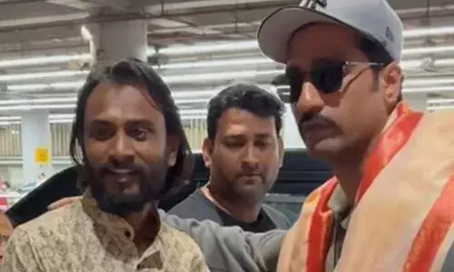 Vicky Kaushal: ਪ੍ਰਸ਼ੰਸਕ ਤੋਂ ਤੋਹਫ਼ਾ ਲੈਣ ਤੋਂ ਪਹਿਲਾ ਵਿੱਕੀ ਕੌਸ਼ਲ ਨੇ ਉਤਾਰੇ ਜੁੱਤੇ, ਚਾਰੇ ਪਾਸੇ ਹੋ ਰਹੀ ਤਾਰੀਫ