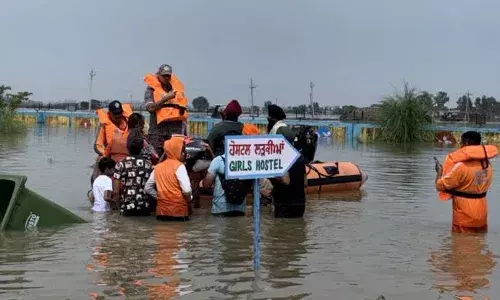 Punjab Flood: ਗੁਰਦਾਸਪੁਰ ਦੇ ਸਕੂਲ ਚ ਫਸੇ ਬੱਚਿਆਂ ਨੂੰ ਸੁਰੱਖਿਅਤ ਬਾਹਰ ਕੱਢਿਆ ਗਿਆ
