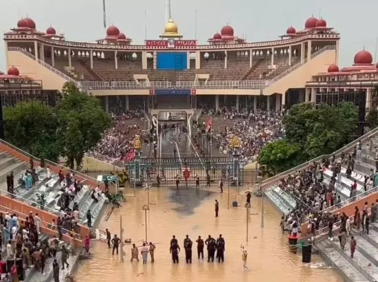 ਵਾਹਗਾ ਸਰਹੱਦ ਤੇ ਗੋਡਿਆਂ ਤੱਕ ਪਾਣੀ ਵਿੱਚ ਖੜ੍ਹੇ ਪਾਕਿਸਤਾਨੀ