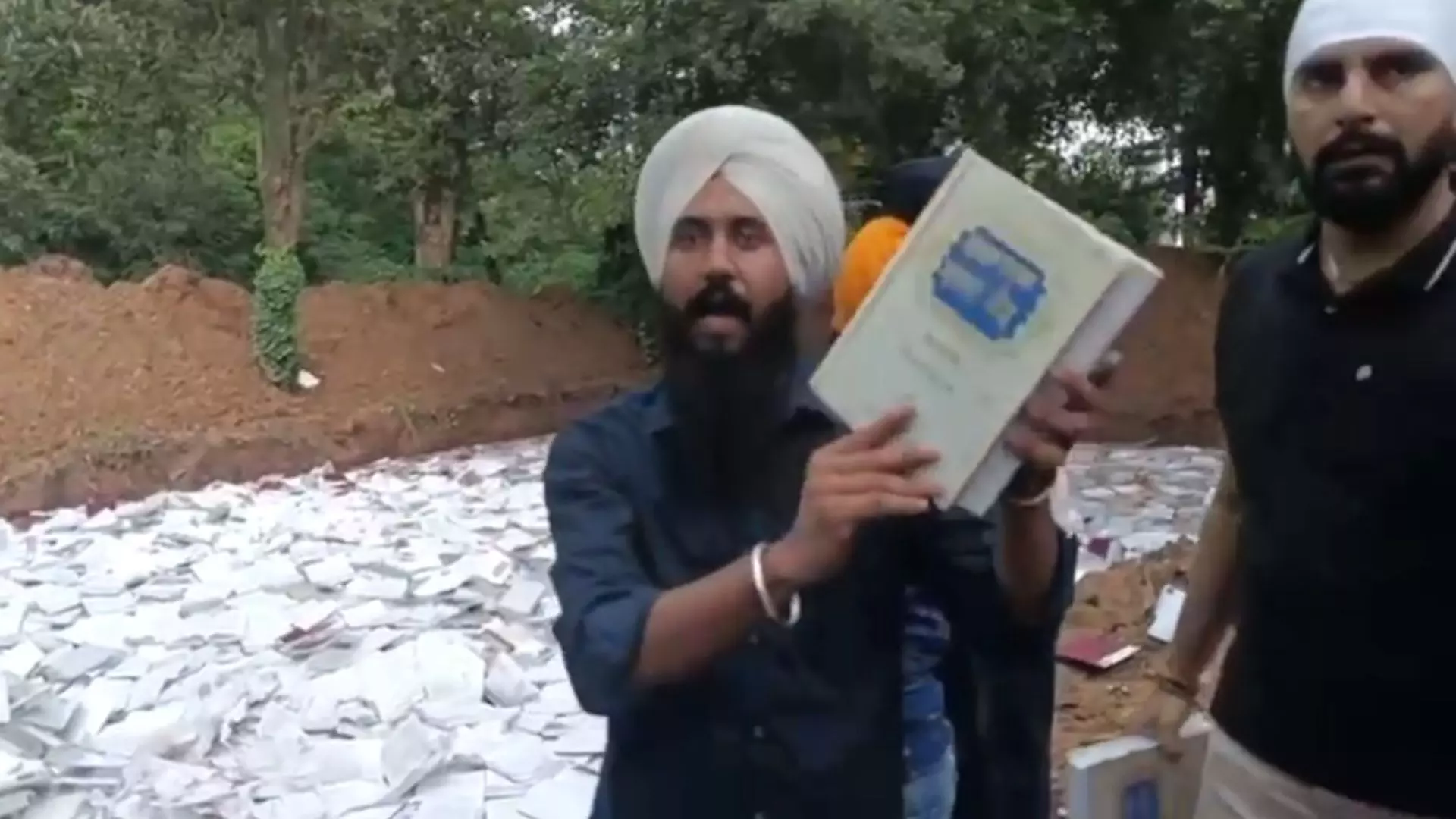 ਮਹਾਨ ਕੋਸ਼ ਦੀ ਬੇਅਦਬੀ ’ਤੇ ਪੰਜਾਬੀ ਯੂਨੀਵਰਸਿਟੀ ’ਚ ਤਣਾਅ ਦਾ ਮਾਹੌਲ ਮਹਾਨ ਕੋਸ਼ ਦੀ ਬੇਅਦਬੀ ’ਤੇ ਪੰਜਾਬੀ ਯੂਨੀਵਰਸਿਟੀ ’ਚ ਤਣਾਅ ਦਾ ਮਾਹੌਲ