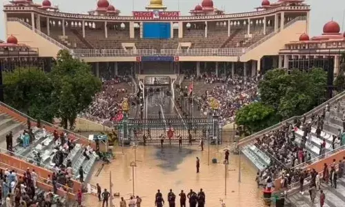 ਵਾਹਗਾ ਸਰਹੱਦ ਤੇ ਗੋਡਿਆਂ ਤੱਕ ਪਾਣੀ ਵਿੱਚ ਖੜ੍ਹੇ ਪਾਕਿਸਤਾਨੀ