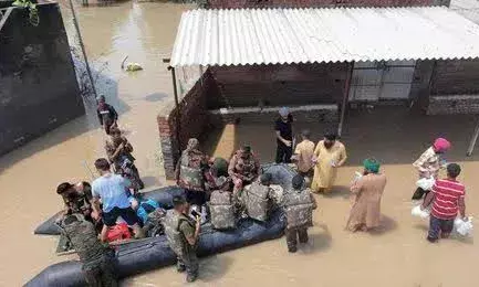 Punjab News: ਮੁੱਖ ਮੰਤਰੀ ਭਗਵੰਤ ਮਾਨ ਨੇ ਪੰਜਾਬ ਦੇ ਹੜ੍ਹ ਪ੍ਰਭਾਵਿਤ ਖੇਤਰਾਂ ਦਾ ਕੀਤਾ ਦੌਰਾ, ਲੋਕਾਂ ਦੀ ਮਦਦ ਕਰਨ ਦਾ ਦਿੱਤਾ ਭਰੋਸਾ