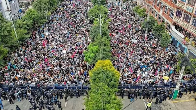 Nepal Protests: ਨੇਪਾਲ ਦੇ ਵਿਰੋਧ ਪ੍ਰਦਰਸ਼ਨ ਚ 19 ਮੌਤਾਂ, 250 ਜ਼ਖ਼ਮੀ, ਗ੍ਰਹਿ ਮੰਤਰੀ ਰਮੇਸ਼ ਲੇਖਕ ਨੇ ਦਿੱਤਾ ਅਸਤੀਫ਼ਾ Nepal Protests: ਨੇਪਾਲ ਦੇ ਵਿਰੋਧ ਪ੍ਰਦਰਸ਼ਨ ਚ 19 ਮੌਤਾਂ, 250 ਜ਼ਖ਼ਮੀ, ਗ੍ਰਹਿ ਮੰਤਰੀ ਰਮੇਸ਼ ਲੇਖਕ ਨੇ ਦਿੱਤਾ ਅਸਤੀਫ਼ਾ