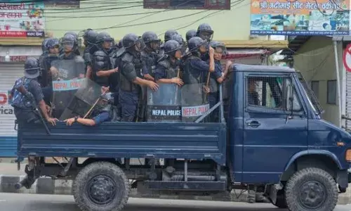 ਨੇਪਾਲ ਵਿੱਚ ਹਿੰਸਾ ਵਧੀ, ਮੰਤਰੀਆਂ ਦੇ ਘਰਾਂ ਨੂੰ ਸਾੜਿਆ, 5 ਮੰਤਰੀਆਂ ਨੇ ਦਿੱਤਾ ਅਸਤੀਫਾ