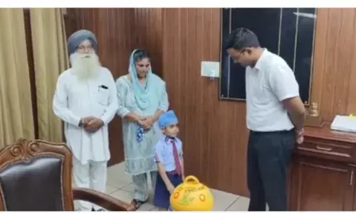 Punjab Flood: ਪੰਜਾਬ ਹੜ੍ਹ ਪੀੜਤਾਂ ਦੀ ਮਦਦ ਲਈ ਚਾਰ ਸਾਲਾ ਹਰਗੁਣ ਸਿੰਘ ਨੇ ਪੇਸ਼ ਕੀਤੀ ਮਿਸਾਲ, ਡੀਸੀ ਨੂੰ ਦੇ ਦਿੱਤਾ ਆਪਣਾ ਗੱਲਾ