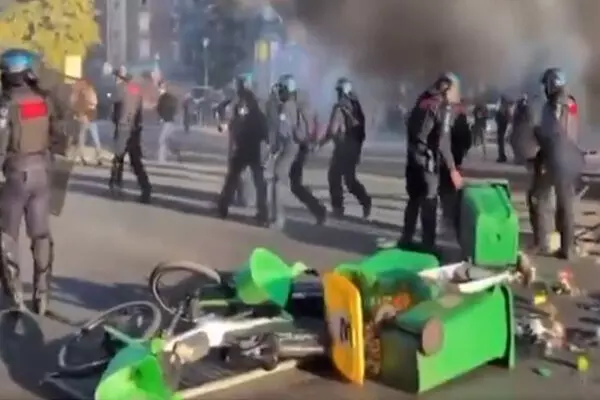 ਫਰਾਂਸ ਵਿਚ ਲੱਖਾਂ ਲੋਕ ਸੜਕਾਂ ’ਤੇ ਉਤਰੇ, ਹਿੰਸਕ ਰੋਸ ਵਿਖਾਵੇ