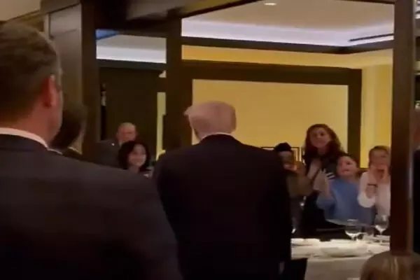 ਟਰੰਪ ਦੇ ਪਿੱਛੇ ਪੈ ਗਈ ਭੀੜ, ਰੋਟੀ ਖਾਣੀ ਵੀ ਕੀਤੀ ਦੁੱਭਰ