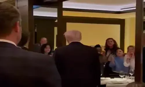 ਟਰੰਪ ਦੇ ਪਿੱਛੇ ਪੈ ਗਈ ਭੀੜ, ਰੋਟੀ ਖਾਣੀ ਵੀ ਕੀਤੀ ਦੁੱਭਰ