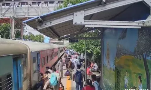 ਚਲਦੀ ਟ੍ਰੇਨ ਵਿੱਚ ਚੜ੍ਹਨ ਦੀ ਕੋਸ਼ਿਸ਼, ਔਰਤ ਫਿਸਲ ਕੇ ਰੇਲ ਹੇਠਾਂ ਡਿੱਗੀ
