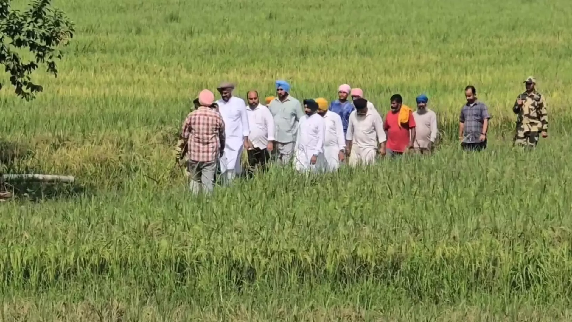 ਹੜ੍ਹ ਤੋਂ ਬਾਅਦ ਕੰਡਿਆਲੀ ਤਾਰ ਤੋਂ ਪਾਰ ਖੇਤਾਂ ਚ ਜਾਣ ਲਈ BSF ਨੇ ਖੋਲਿਆ ਗੇਟ ਹੜ੍ਹ ਤੋਂ ਬਾਅਦ ਕੰਡਿਆਲੀ ਤਾਰ ਤੋਂ ਪਾਰ ਖੇਤਾਂ ਚ ਜਾਣ ਲਈ BSF ਨੇ ਖੋਲਿਆ ਗੇਟ