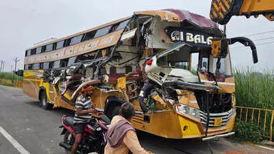 Uttar Pradesh News: UP ਵਿੱਚ ਵੱਡਾ ਹਾਦਸਾ, ਸ਼ਰਧਾਲੂਆਂ ਨਾਲ ਭਰੀ ਬੱਸ ਟਰੇਲਰ ਨਾਲ ਟਕਰਾਈ