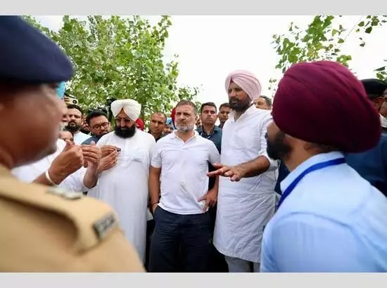 Rahul Gandhi: ਪੰਜਾਬ ਵਿੱਚ ਟੁੱਟੇ ਘਰ ਅਤੇ ਬਰਬਾਦ ਫ਼ਸਲ ਦੇਖ ਕੇ ਭਾਵੁਕ ਹੋਏ ਰਾਹੁਲ ਗਾਂਧੀ, ਬੱਚੇ ਨੂੰ ਲਿਆ ਗਲ਼