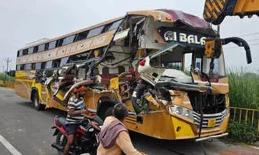 Uttar Pradesh News: UP ਵਿੱਚ ਵੱਡਾ ਹਾਦਸਾ, ਸ਼ਰਧਾਲੂਆਂ ਨਾਲ ਭਰੀ ਬੱਸ ਟਰੇਲਰ ਨਾਲ ਟਕਰਾਈ