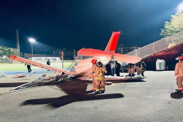 ਟੋਰਾਂਟੋ ਦੇ ਪੂਰਬੀ ਇਲਾਕੇ ਵਿਚ ਹਵਾਈ ਜਹਾਜ਼ ਕਰੈਸ਼, 3 ਜ਼ਖਮੀ ਟੋਰਾਂਟੋ ਦੇ ਪੂਰਬੀ ਇਲਾਕੇ ਵਿਚ ਹਵਾਈ ਜਹਾਜ਼ ਕਰੈਸ਼, 3 ਜ਼ਖਮੀ