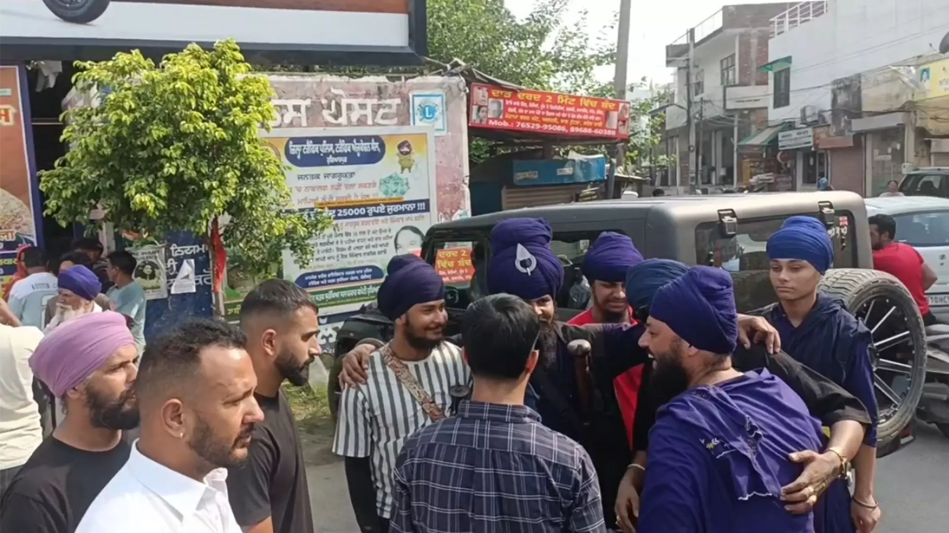 ਵੱਡੇ ਜਥੇ ਨਾਲ ਹੁਸ਼ਿਆਰਪੁਰ ਪਹੁੰਚੇ ਨਿਹੰਗ ਸਿੰਘ, ਪ੍ਰਵਾਸੀਆਂ ਨੂੰ ਕਢਣ ਦੀ ਕੀਤੀ ਮੰਗ