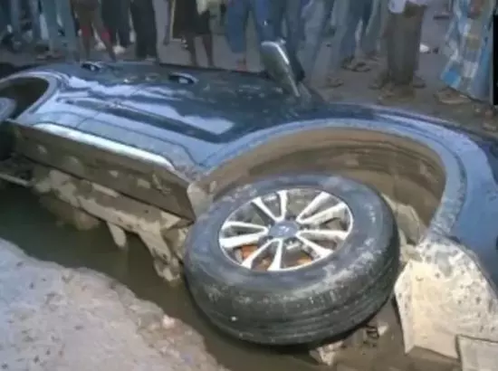 ਵੇਖਦੇ-ਵੇਖਦੇ ਹੀ ਸੜਕ ਵਿਚ ਸਮਾ ਗਈ ਕਾਰ