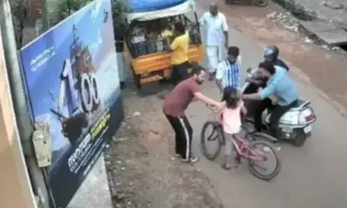 ਕੁੜੀ ਦੇ ਗਲੇ ਵਿੱਚ ਫਸੀ ਚਿਊਇੰਗਮ, ਨੌਜਵਾਨਾਂ ਨੇ ਦਿਖਾਈ ਹਿੰਮਤ ...