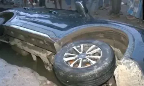 ਵੇਖਦੇ-ਵੇਖਦੇ ਹੀ ਸੜਕ ਵਿਚ ਸਮਾ ਗਈ ਕਾਰ