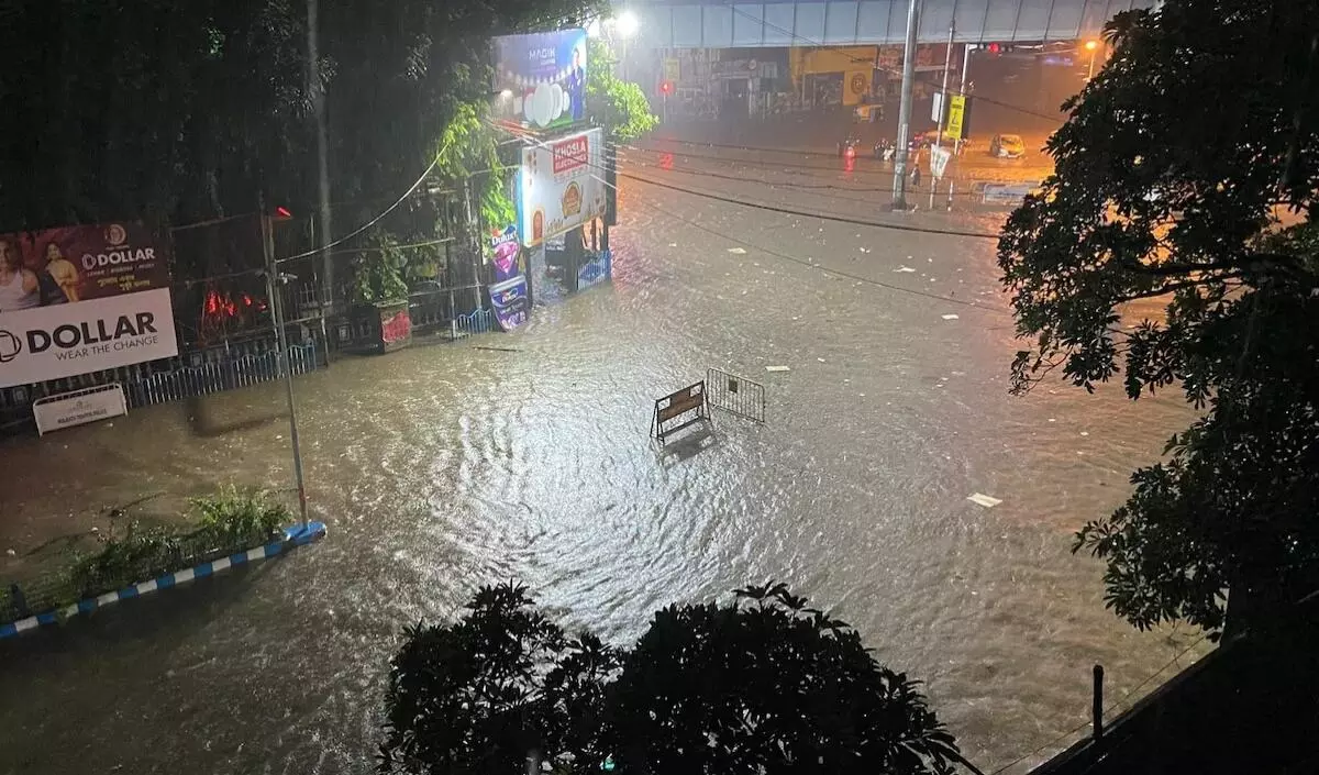 West Bengal: ਪੱਛਮੀ ਬੰਗਾਲ ਝੱਲ ਰਿਹਾ ਹੜ੍ਹਾਂ ਦੀ ਮਾਰ, ਕੋਲਕਾਤਾ ਵਿੱਚ ਤੇਜ਼ ਨੇ ਲਈਆਂ 3 ਜਾਨਾਂ West Bengal: ਪੱਛਮੀ ਬੰਗਾਲ ਝੱਲ ਰਿਹਾ ਹੜ੍ਹਾਂ ਦੀ ਮਾਰ, ਕੋਲਕਾਤਾ ਵਿੱਚ ਤੇਜ਼ ਨੇ ਲਈਆਂ 3 ਜਾਨਾਂ