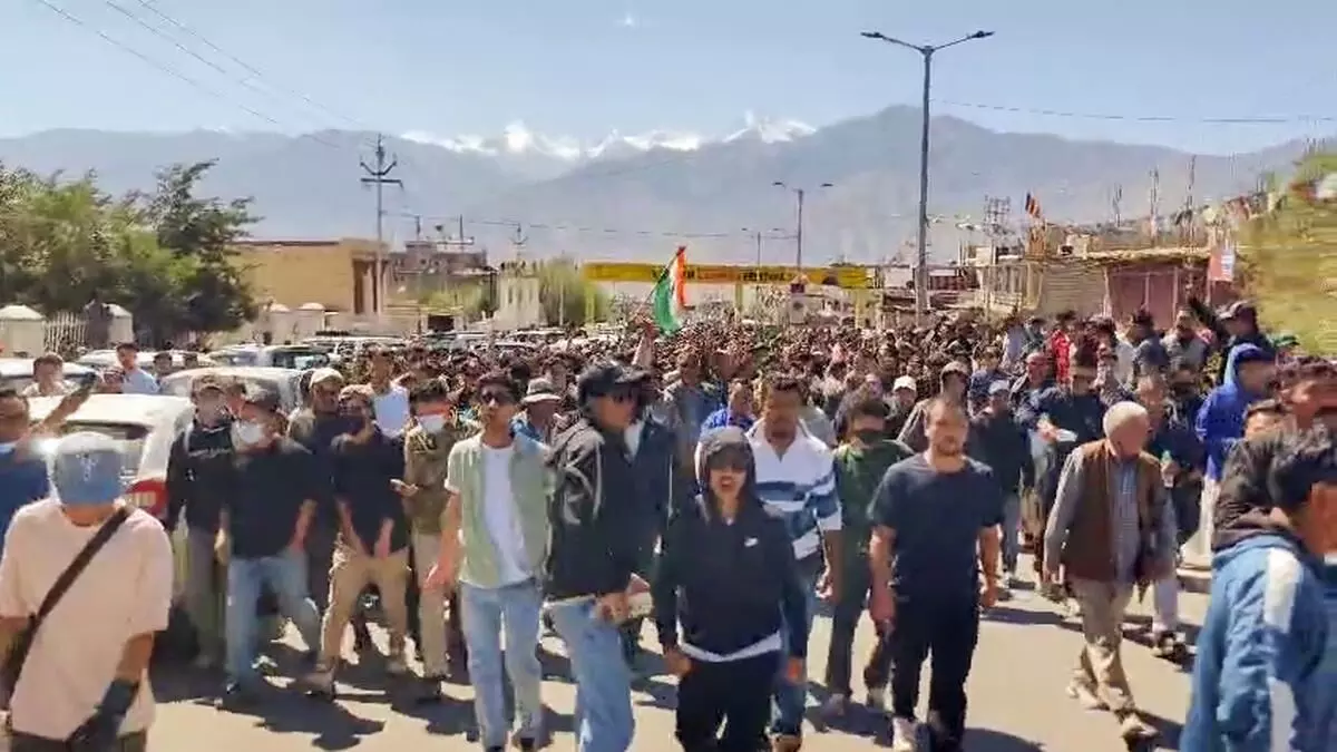 Leh Violence: ਲੇਹ ਲੱਦਾਖ ਵਿੱਚ ਭੜਕੀ ਹਿੰਸਾ, ਚਾਰ ਮੌਤਾਂ, ਸੋਨਮ ਵਾਂਗਚੁਕ ਤੇ ਲੱਗੇ ਗੰਭੀਰ ਇਲਜ਼ਾਮ Leh Violence: ਲੇਹ ਲੱਦਾਖ ਵਿੱਚ ਭੜਕੀ ਹਿੰਸਾ, ਚਾਰ ਮੌਤਾਂ, ਸੋਨਮ ਵਾਂਗਚੁਕ ਤੇ ਲੱਗੇ ਗੰਭੀਰ ਇਲਜ਼ਾਮ