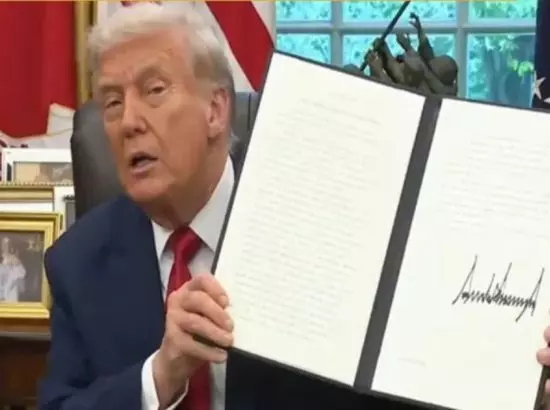 ਟਰੰਪ ਨੇ ਇਸ਼ਤਿਹਾਰਬਾਜ਼ੀ ਵਿਵਾਦ ਤੇ ਕੈਨੇਡਾ ਤੇ 10% ਵਾਧੂ ਟੈਰਿਫ ਲਗਾਇਆ