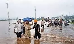 ਮੀਂਹ ਕਿਸਾਨਾਂ ਲਈ ਬਣਿਆ ਆਫ਼ਤ, ਹਰਿਆਣਾ ਅਤੇ ਪੰਜਾਬ ਦੇ ’ਚ ਅਗਲੇ ਤਿੰਨ ਘੰਟੇ ਭਾਰੀ ਮੀਂਹ ਦਾ ਅਲਰਟ ਜਾਰੀ ਮੀਂਹ ਕਿਸਾਨਾਂ ਲਈ ਬਣਿਆ ਆਫ਼ਤ, ਹਰਿਆਣਾ ਅਤੇ ਪੰਜਾਬ ਦੇ ’ਚ ਅਗਲੇ ਤਿੰਨ ਘੰਟੇ ਭਾਰੀ ਮੀਂਹ ਦਾ ਅਲਰਟ ਜਾਰੀ