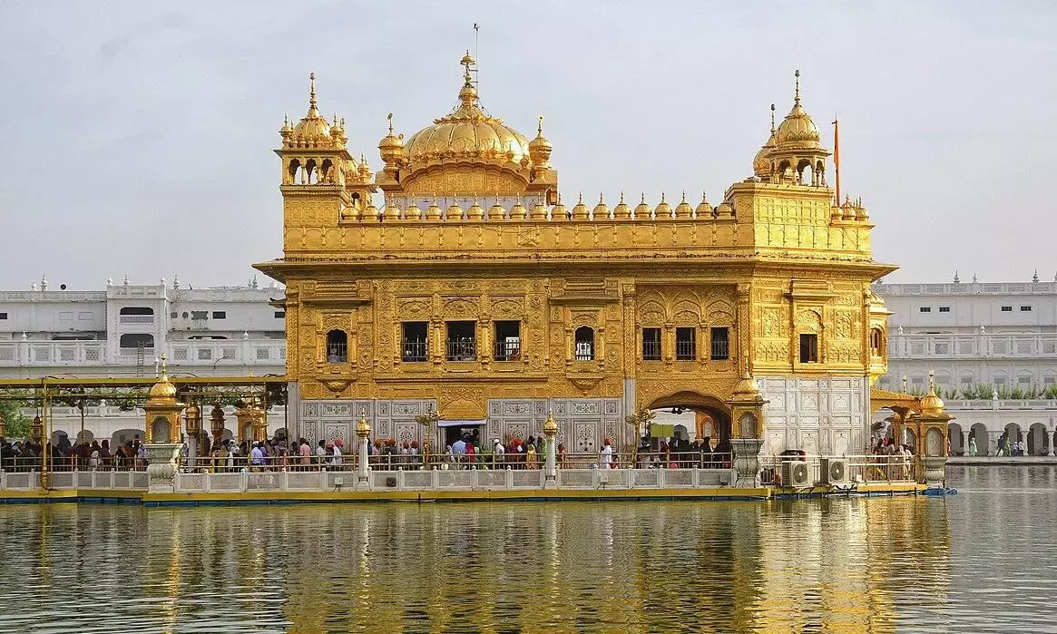 ਸ੍ਰੀ ਗੁਰੂ ਰਾਮਦਾਸ ਜੀ ਦੇ ਪ੍ਰਕਾਸ਼ ਪੁਰਬ ਨੂੰ ਸਮਰਪਿਤ ਸੱਚਖੰਡ ਸ਼੍ਰੀ ਹਰਿਮੰਦਰ ਸਾਹਿਬ ਦੀ ਖ਼ੂਬਸੂਰਤ ਸਜਾਵਟ ਸ਼ੁਰੂ