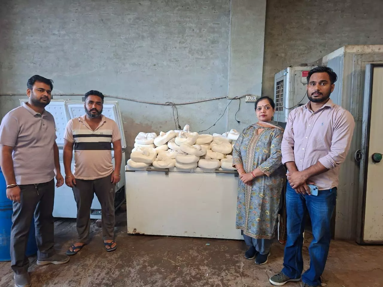 ਫੂਡ ਸੇਫਟੀ ਟੀਮ ਨੇ ਭੋਜਨ ਮਿਲਾਵਟ ਵਿਰੁੱਧ ਵੱਡੀ ਕਾਰਵਾਈ ਕੀਤੀ, ਚੁਟਹਿਰਾ ਪਿੰਡ ਵਿੱਚ ਡੇਅਰੀ ਯੂਨਿਟ ਤੇ ਛਾਪਾ ਮਾਰਿਆ, 225 ਕਿਲੋਗ੍ਰਾਮ ਸ਼ੱਕੀ ਪਨੀਰ ਜ਼ਬਤ ਕੀਤਾ