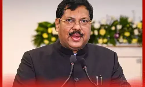 ਮੇਰੇ ਕੰਨਾਂ ਵਿੱਚ ਦੱਸੋ, ਮੈਨੂੰ ਨਹੀਂ ਪਤਾ ਕਿ ਸੋਸ਼ਲ ਮੀਡੀਆ ਤੇ ਕੀ ਹੋ ਰਿਹਾ ਹੈ...