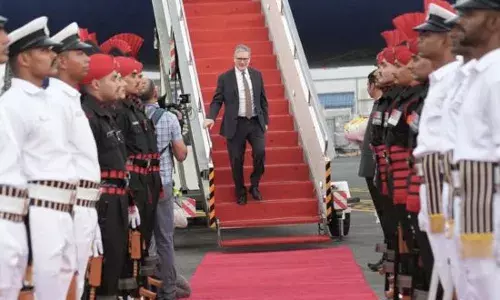 ਬ੍ਰਿਟਿਸ਼ PM ਸਭ ਤੋਂ ਵੱਡੇ ਵਪਾਰਕ ਮਿਸ਼ਨ ਨਾਲ ਭਾਰਤ ਪਹੁੰਚੇ