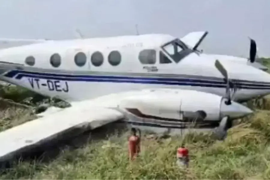 Plane Accident: ਟੇਕ ਆਫ ਕਰਦੇ ਹੋਏ ਬੇਕਾਬੂ ਹੋਇਆ ਜਹਾਜ਼, ਰਨਵੇ ਤੋਂ ਉੱਤਰ ਕੇ ਰੁਕਿਆ, ਟਲਿਆ ਵੱਡਾ ਹਾਦਸਾ Plane Accident: ਟੇਕ ਆਫ ਕਰਦੇ ਹੋਏ ਬੇਕਾਬੂ ਹੋਇਆ ਜਹਾਜ਼, ਰਨਵੇ ਤੋਂ ਉੱਤਰ ਕੇ ਰੁਕਿਆ, ਟਲਿਆ ਵੱਡਾ ਹਾਦਸਾ