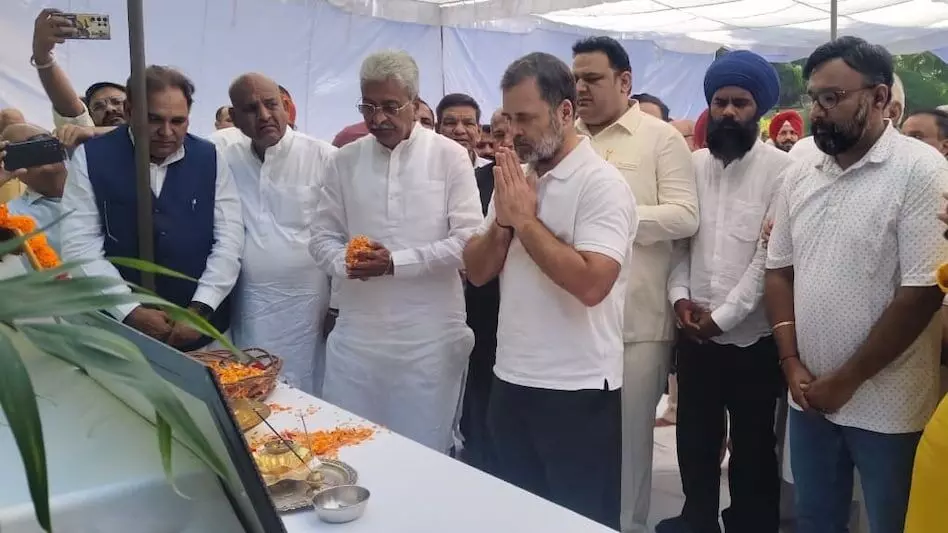 Rahul Gandhi: ਪੂਰਨ ਕੁਮਾਰ ਦੇ ਪਰਿਵਾਰ ਨੂੰ ਮਿਲਣ ਪਹੁੰਚੇ ਰਾਹੁਲ ਗਾਂਧੀ, PM ਤੇ CM ਤੇ ਕੱਸੇ ਤਿੱਖੇ ਤੰਜ