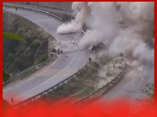 ਸੜਕ ਤੇ ਅਚਾਨਕ ਕਈ ਧਮਾਕੇ ਕਿਉਂ ਹੋਏ? ਜਾਣੋ ਕੀ ਹੋਇਆ