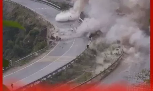 ਸੜਕ ਤੇ ਅਚਾਨਕ ਕਈ ਧਮਾਕੇ ਕਿਉਂ ਹੋਏ? ਜਾਣੋ ਕੀ ਹੋਇਆ