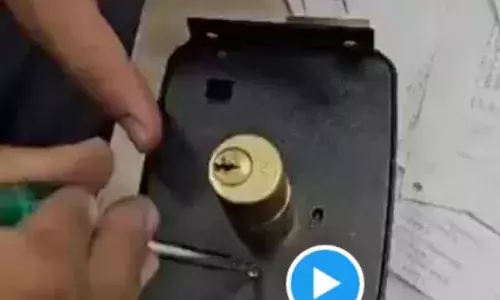 ₹2.37 ਕਰੋੜ ਦਾ ਤਾਲਾ, ਹਵਾਈ ਅੱਡੇ ਤੇ ਫੜਿਆ ਗਿਆ (Video)