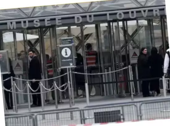 ਪੈਰਿਸ ਦੇ ਲੂਵਰ ਮਿਊਜ਼ੀਅਮ ਵਿੱਚ 4 ਮਿੰਟਾਂ ਵਿੱਚ 9 ਕੀਮਤੀ ਗਹਿਣੇ ਚੋਰੀ