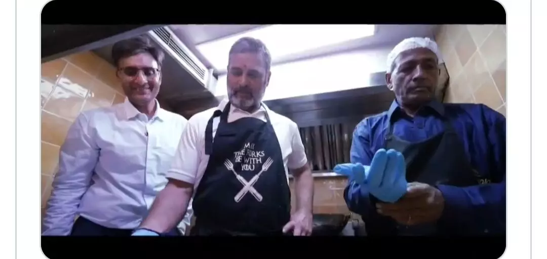 Rahul Gandhi: ਦੀਵਾਲੀ ਦੀ ਮਿਠਾਈ ਬਣਾਉਂਦੇ ਨਜ਼ਰ ਆਏ ਰਾਹੁਲ ਗਾਂਧੀ, ਸੋਸ਼ਲ ਮੀਡੀਆ ਤੇ ਵੀਡਿਓ ਵਾਇਰਲ Rahul Gandhi: ਦੀਵਾਲੀ ਦੀ ਮਿਠਾਈ ਬਣਾਉਂਦੇ ਨਜ਼ਰ ਆਏ ਰਾਹੁਲ ਗਾਂਧੀ, ਸੋਸ਼ਲ ਮੀਡੀਆ ਤੇ ਵੀਡਿਓ ਵਾਇਰਲ