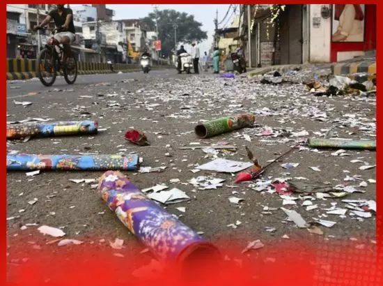 ਦੀਵਾਲੀ ਦੇ ਜਸ਼ਨ ਦੌਰਾਨ ਮੰਦਰ ਵਿੱਚ ਹਫੜਾ-ਦਫੜੀ ਦੀਵਾਲੀ ਦੇ ਜਸ਼ਨ ਦੌਰਾਨ ਮੰਦਰ ਵਿੱਚ ਹਫੜਾ-ਦਫੜੀ