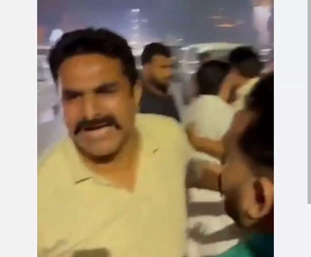 Punjab News: DSP ਦੀ ਗੁੰਡਾਗਰਦੀ, ਗੱਡੀ ਨਾਲ ਟੱਕਰ ਹੋਈ ਤਾਂ ਕੱਢਣ ਲੱਗਾ ਗੰਦੀਆਂ ਗਾਲਾਂ Punjab News: DSP ਦੀ ਗੁੰਡਾਗਰਦੀ, ਗੱਡੀ ਨਾਲ ਟੱਕਰ ਹੋਈ ਤਾਂ ਕੱਢਣ ਲੱਗਾ ਗੰਦੀਆਂ ਗਾਲਾਂ