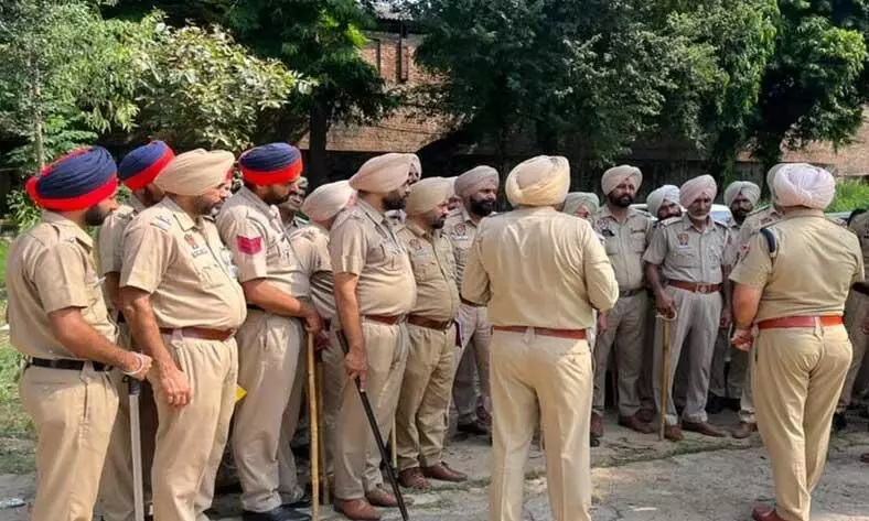 ਪੁਲਿਸ ਮੁਲਾਜ਼ਮਾ ਤੇ ਦੁਕਾਨਦਾਰ ਨੂੰ ਲੱਗੇ ਕੁੱਟਣ ਦੇ ਦੋਸ਼, ਪਿੰਡ ਵਾਲਿਆਂ ਲਗਾਇਆ ਸਾਰੀ ਰਾਤ ਧਰਨਾ