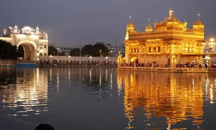 ਵਿਦੇਸ਼ੀ ਸੈਲਾਨੀ ਨੇ ਦਿਵਾਲੀ ਤੋਂ ਅਗਲੇ ਦਿਨ ਅੰਮ੍ਰਿਤਸਰ ਵਿੱਚ ਕੀਤੀ ਸਫਾਈ ਸੇਵਾ, ਧਾਰਮਿਕ ਪੋਸਟਰਾਂ ਨੂੰ ਦਿੱਤਾ ਸਤਿਕਾਰ ਵਿਦੇਸ਼ੀ ਸੈਲਾਨੀ ਨੇ ਦਿਵਾਲੀ ਤੋਂ ਅਗਲੇ ਦਿਨ ਅੰਮ੍ਰਿਤਸਰ ਵਿੱਚ ਕੀਤੀ ਸਫਾਈ ਸੇਵਾ, ਧਾਰਮਿਕ ਪੋਸਟਰਾਂ ਨੂੰ ਦਿੱਤਾ ਸਤਿਕਾਰ