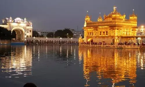 ਵਿਦੇਸ਼ੀ ਸੈਲਾਨੀ ਨੇ ਦਿਵਾਲੀ ਤੋਂ ਅਗਲੇ ਦਿਨ ਅੰਮ੍ਰਿਤਸਰ ਵਿੱਚ ਕੀਤੀ ਸਫਾਈ ਸੇਵਾ, ਧਾਰਮਿਕ ਪੋਸਟਰਾਂ ਨੂੰ ਦਿੱਤਾ ਸਤਿਕਾਰ