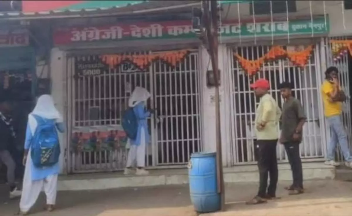 Shocking News: ਸਕੂਲੀ ਵਿਦਿਆਰਥਣਾਂ ਸ਼ਰਾਬ ਖ਼ਰੀਦਦੇ ਕੈਮਰੇ ਚ ਹੋਈਆਂ ਕੈਦ, ਜਾਂਚ ਦੇ ਹੁਕਮ Shocking News: ਸਕੂਲੀ ਵਿਦਿਆਰਥਣਾਂ ਸ਼ਰਾਬ ਖ਼ਰੀਦਦੇ ਕੈਮਰੇ ਚ ਹੋਈਆਂ ਕੈਦ, ਜਾਂਚ ਦੇ ਹੁਕਮ