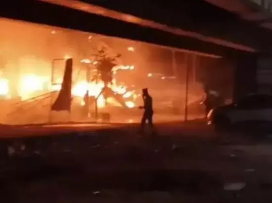 ਰੈਸਟੋਰੈਂਟ ਵਿੱਚ ਭਿਆਨਕ ਅੱਗ ਅਤੇ ਸਿਲੰਡਰ ਫਟੇ; ਇੱਕ ਔਰਤ ਦੀ ਮੌਤ ਰੈਸਟੋਰੈਂਟ ਵਿੱਚ ਭਿਆਨਕ ਅੱਗ ਅਤੇ ਸਿਲੰਡਰ ਫਟੇ; ਇੱਕ ਔਰਤ ਦੀ ਮੌਤ